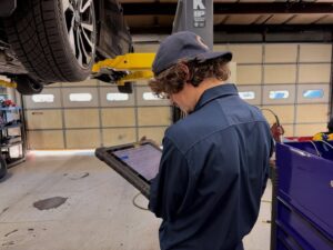 Mechanic with diagnostic tablet
